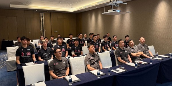开云-爱游戏-上海男篮集体观看阅兵仪式 新援张镇麟与李弘权李添荣同排就坐