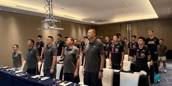开云-爱游戏-上海男篮集体观看阅兵仪式 新援张镇麟与李弘权李添荣同排就坐