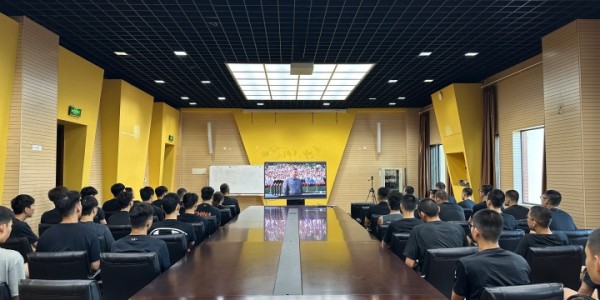 开云-爱游戏-上海男篮集体观看阅兵仪式 新援张镇麟与李弘权李添荣同排就坐