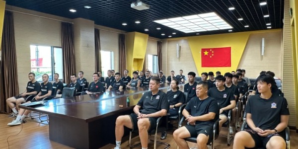 开云-爱游戏-上海男篮集体观看阅兵仪式 新援张镇麟与李弘权李添荣同排就坐